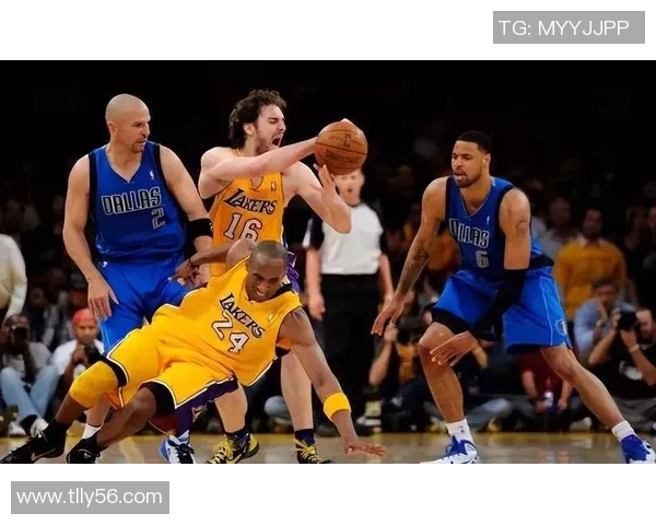 2011年NBA季后赛小牛与雷霆第三场激战回顾与精彩瞬间分析